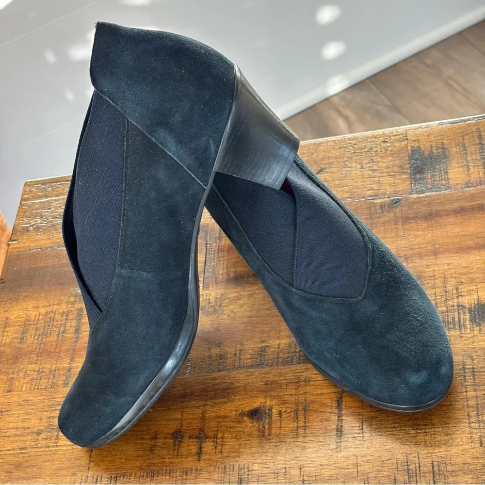 Munro Francee Slip on Ankle Bootie in Navy Suede Size 6